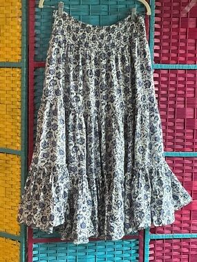 PREMISE floral skirt in size xl  beautiful dark and light blue flowers on white